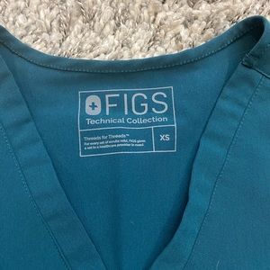 Figs Casma three pocket top